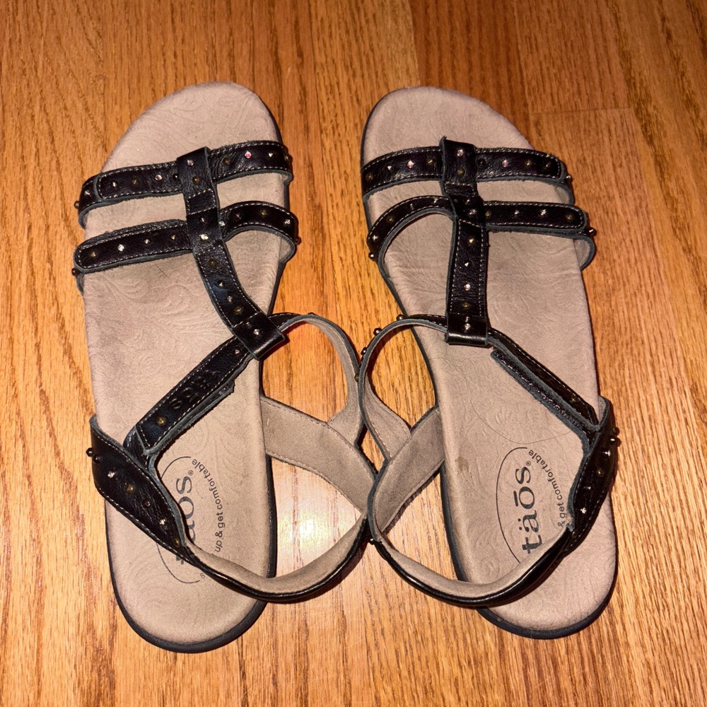 Taos Footwear Women's Black and Tan Sandals